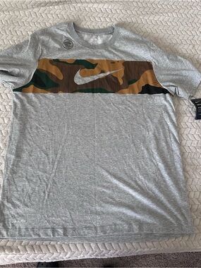 Nike Men’s Gray Dri-FIT Camo Panel Short Sleeve Shirt